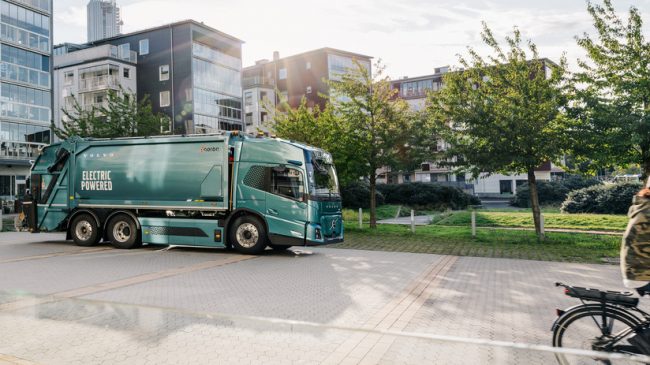 Das Bild zeigt ein Modell von Volvo Trucks im kommunalen Einsatz.