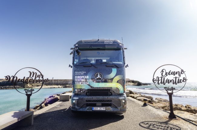 Das Bild zeigt einen eActros 600 von Mercedes-Benz Trucks im Rahmen der European Testing Tour in Tarifa, Spanien.