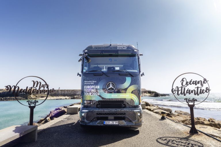Das Bild zeigt einen eActros 600 von Mercedes-Benz Trucks im Rahmen der European Testing Tour in Tarifa, Spanien.