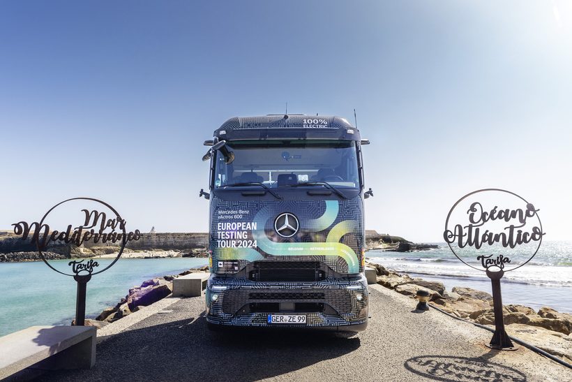 Vollelektrisch durch Europa: eActros 600 Test-Trucks erreichen südlichstes Etappenziel TarifaAll-electric through Europe: eActros 600 test trucks reach southernmost checkpoint of Tarifa Das Bild zeigt einen eActros 600 von Mercedes-Benz Trucks im Rahmen der European Testing Tour in Tarifa, Spanien.