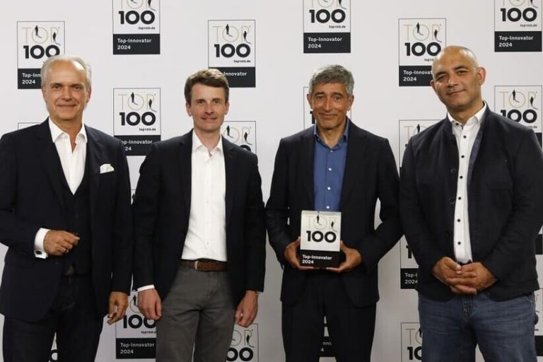 Trailer Dynamics ist ein „Innovator des Jahres“. Das Bild zeigt die Preisverleihung mit Urkunde.