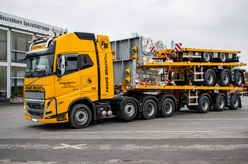 Bracht-ES-GE-Referenzen_03_(web) Das Bild zeigt einen gelben Truck mit drei aufeinander stehenden Trailern, die ES-GE für Franz Bracht aufbereitet hat.