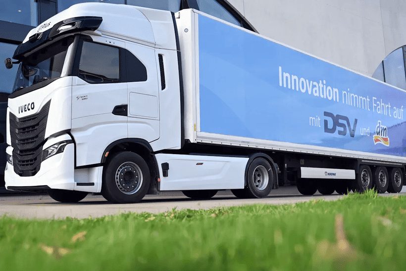 In Deutschland startet ein Pilotprojekt für teilautomatisiertes Fahren. Das Bild zeigt einen IVECO-Truck mit Logos von dm-drogerie markt und DSV auf dem Trailer.