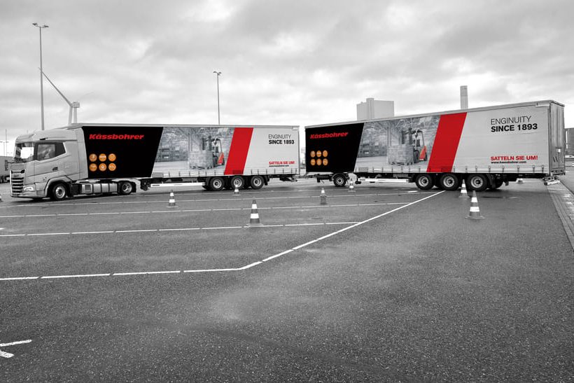 Kässbohrer IAA transportation 2024_web Das Bild zeigt einen Truck einen Trailer mit Aufdrucken von Kässbohrer.