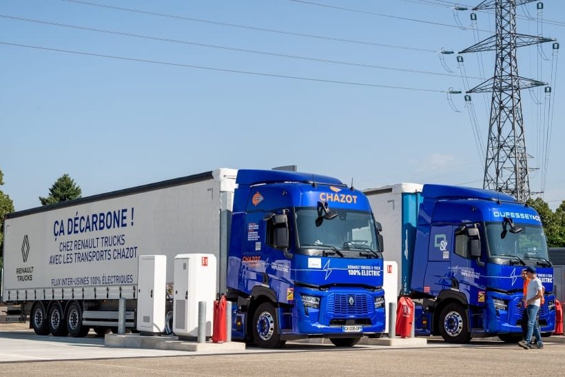 Das Bild zeigt zwei Trucks von Renault Trucks.
