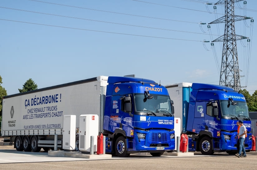Das Bild zeigt zwei Trucks von Renault Trucks.