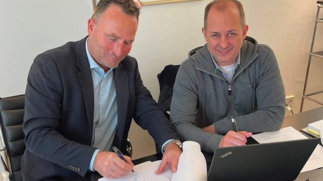 Bert Hendriks, CEO von T Comm Telematics (links), und Peter Fuhrmann, Geschäftsführer der FleetFrame GmbH, bei der Vertragsunterzeichnung.