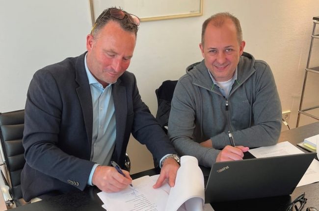 Bert Hendriks, CEO von T Comm Telematics (links), und Peter Fuhrmann, Geschäftsführer der FleetFrame GmbH, bei der Vertragsunterzeichnung.