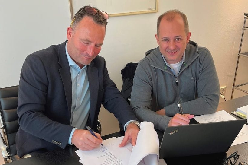 Bert Hendriks, CEO von T Comm Telematics (links), und Peter Fuhrmann, Geschäftsführer der FleetFrame GmbH, bei der Vertragsunterzeichnung.