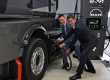 Führungskräfte von Eon und Man simulieren das Elektroladen eines Elektro-Lkw.