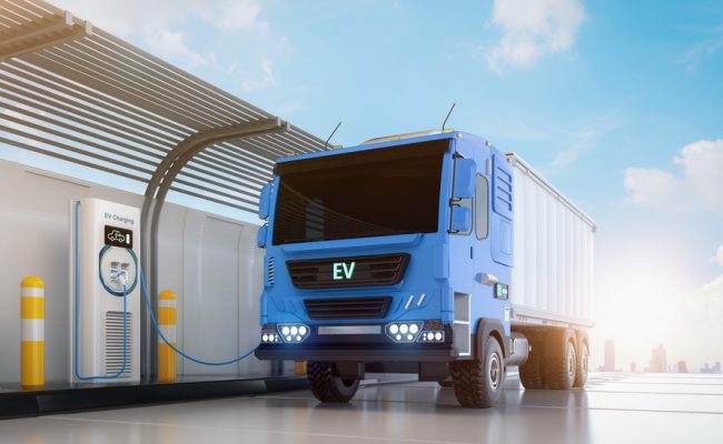 Das Bild zeigt einen digital erstellten Elektro-Lkw beim Stromtanken.