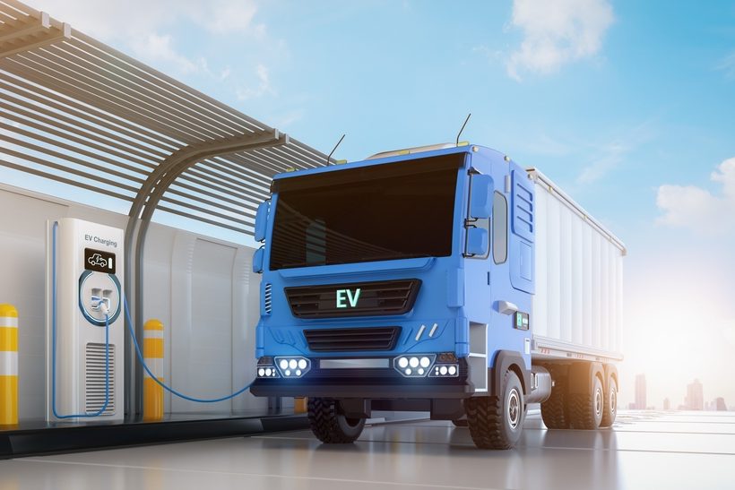 Das Bild zeigt einen digital erstellten Elektro-Lkw beim Stromtanken.
