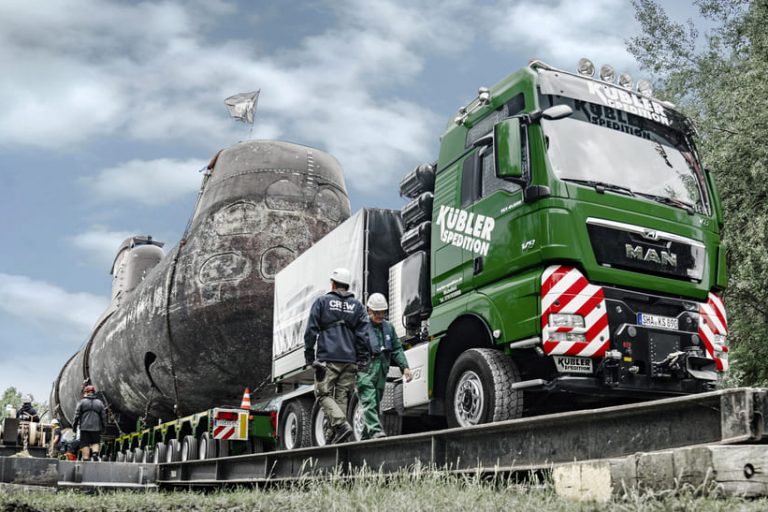 02_TIISCHEUERLE-InterCombi-Kuebler-U17-U-Boot-Transport-Speyer-Sinsheim-Naturhafen-Speyer-20240701_(web) U-Boot U17 beim Roll-On am Naturhafen Speyer.