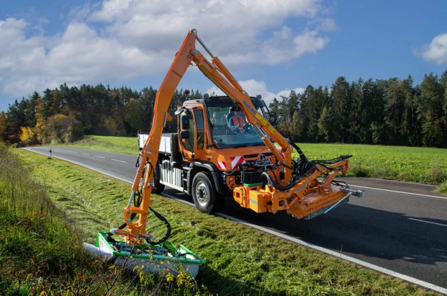 Daimler Truck zeigt verschiedene Unimog-Modelle auf der Galabau 2024, darunter einen Unimog Geräteträger mit Mäher von Mulag.