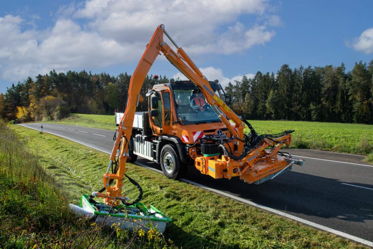 Daimler Truck zeigt verschiedene Unimog-Modelle auf der Galabau 2024, darunter einen Unimog Geräteträger mit Mäher von Mulag.