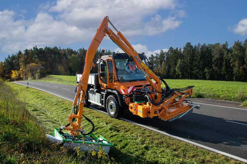 Daimler Truck zeigt verschiedene Unimog-Modelle auf der Galabau 2024, darunter einen Unimog Geräteträger mit Mäher von Mulag.