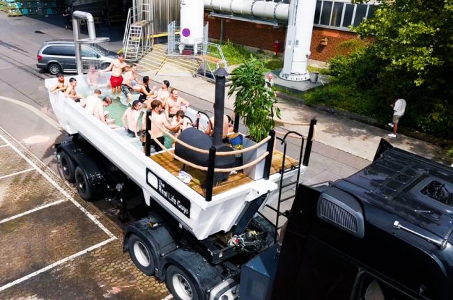Pool-Party to Go: Azubis von Daimler Truck haben zusammen mit den „The Real Life Guys“ fahrbare XXL-Badewanne gebaut.