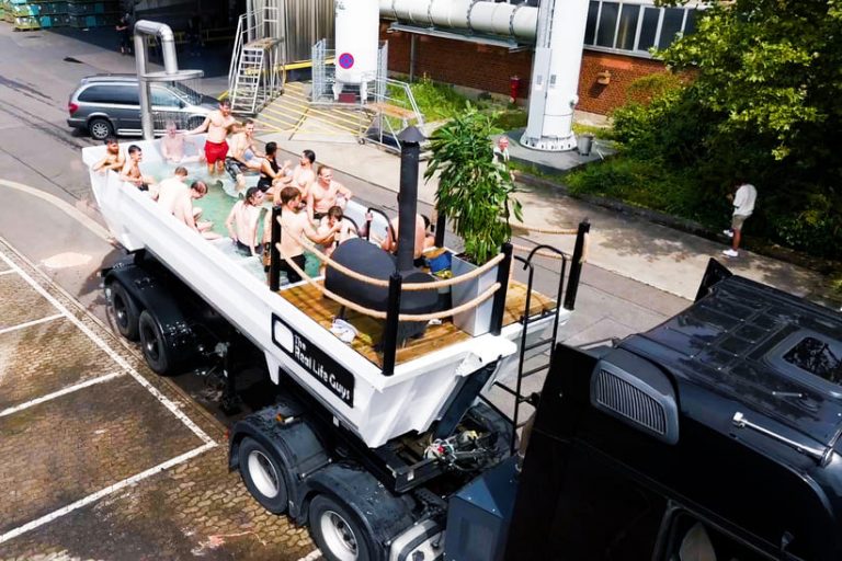Pool-Party to Go: Azubis von Daimler Truck haben zusammen mit den „The Real Life Guys“ fahrbare XXL-Badewanne gebaut.