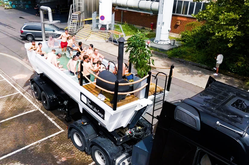 Pool-Party to Go: Azubis von Daimler Truck haben zusammen mit den „The Real Life Guys“ fahrbare XXL-Badewanne gebaut.