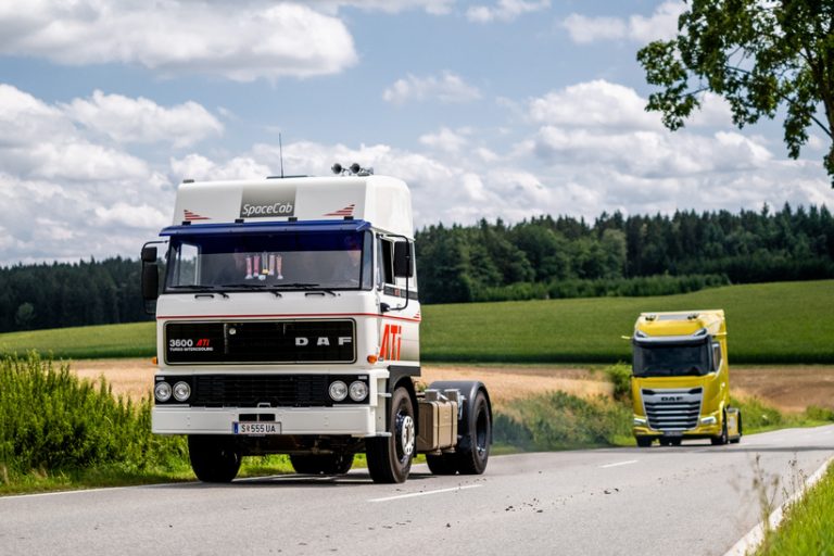 Ausfahrt von zwei DAF-Lkw auf bayerischen Landstraßen: Der vordere DAF 3600 ATi aus dem Jahr 1987 wurde von Tschann restauriert, der hintere ist ein DAF XG+ 530 FT aus dem Jahr 2024.
