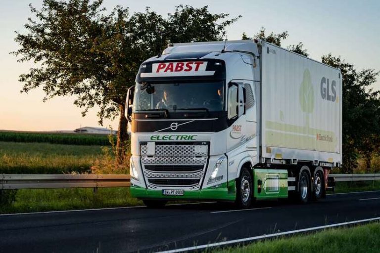 GLS Germany setzt erstmals regelhaft einen E-Lkw im Fernverkehr ein. Das Modell des Herstellers Volvo pendelt täglich zwischen Kürnach bei Schweinfurt und Neuenstein in Osthessen.