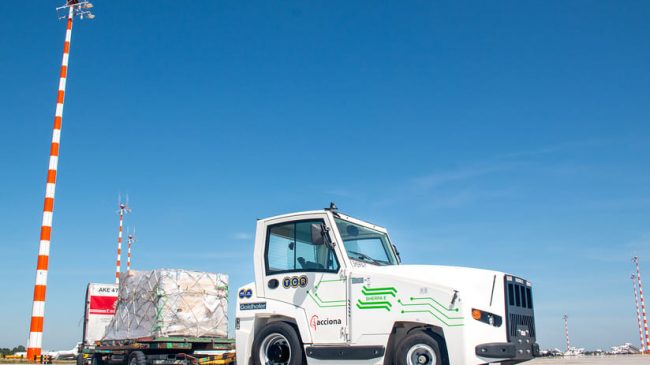 Terberg und Goldhofer bringen die Sherpa Frachtfahrzeug-Familie in die Industrie. Das Bild zeigt einen E-Sherpa auf einem Flughafen.