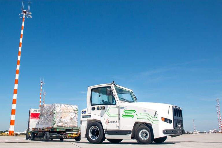 Goldhofer-E-Sherpa_02_(web) Terberg und Goldhofer bringen die Sherpa Frachtfahrzeug-Familie in die Industrie. Das Bild zeigt einen E-Sherpa auf einem Flughafen.