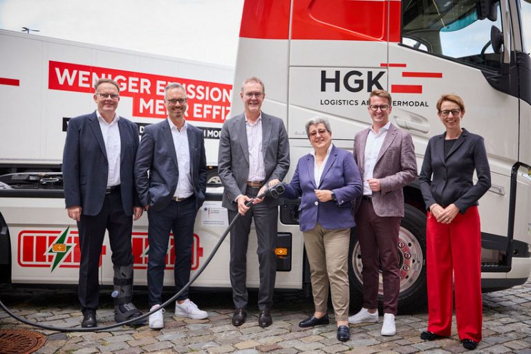 Dr. Jens-Albert Oppel (v.l.n.r.), COO der HGK AG, Jens Schmeidler, Geschäftsführer HGK Logistics and Intermodal, Uwe Wedig, CEO der HGK AG, Susana dos Santos Herrmann, Aufsichtsratsvorsitzende der HGK AG, Markus Krämer, CEO der HGK Logistics and Intermodal und Susanne Pietsch, designierte CFO der HGK AG (ab 1. Oktober 2024).