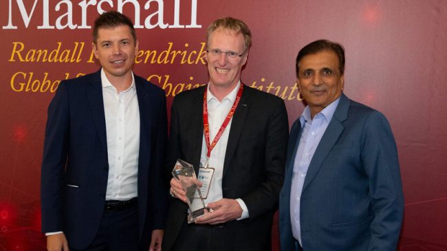 Bei der Übergabe des Sustainability Excellence Awards: Daniel Egenter, General Manager West Coast DACHSER USA, Andre Kranke, Head of Corporate Research & Development bei DACHSER sowie Nick Vyas, Executive Director, Global Supply Chain Institute der University of Southern California (USC).