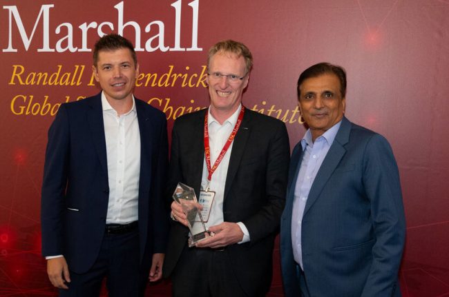 Bei der Übergabe des Sustainability Excellence Awards: Daniel Egenter, General Manager West Coast DACHSER USA, Andre Kranke, Head of Corporate Research & Development bei DACHSER sowie Nick Vyas, Executive Director, Global Supply Chain Institute der University of Southern California (USC).