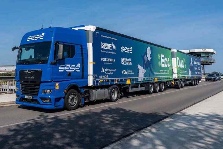 Der Lang‑Lkw nutzt zwei Standard‑Sattelauflieger und ersetzt zwei konventionelle Lkw. Der TÜV Rheinland begleitet das Projekt.