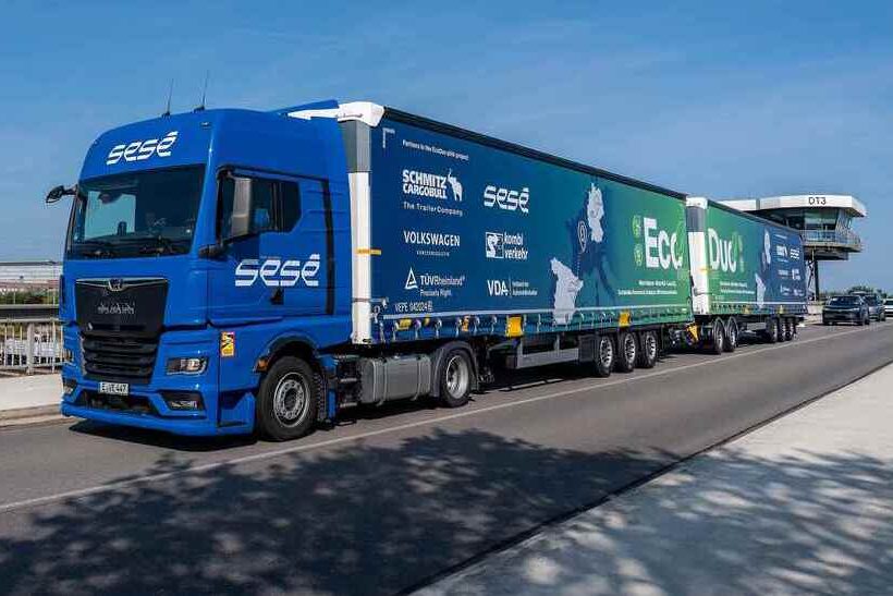 EcoDuo Der Lang‑Lkw nutzt zwei Standard‑Sattelauflieger und ersetzt zwei konventionelle Lkw. Der TÜV Rheinland begleitet das Projekt.