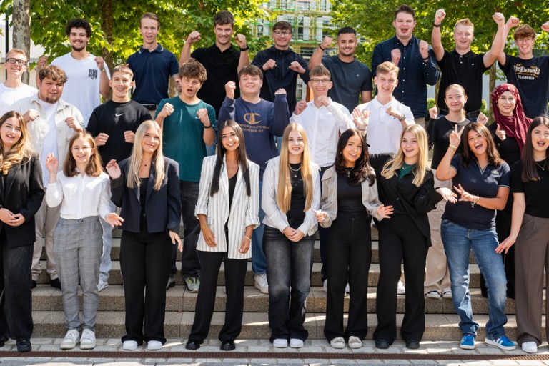 Die neuen Nachwuchskräfte am Dachser Head Office in Kempten.