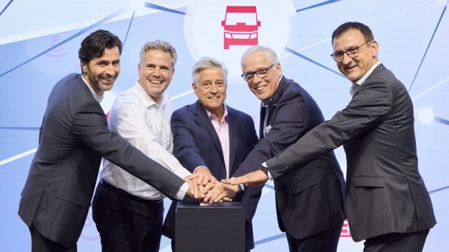 TIP bestellt MAN Trucks. Von links: Johannes Kramer (MAN), Oliver Bange (TIP), Bob Fast (TIP), Friedrich Baumann (MAN), Andreas Witzel (MAN)