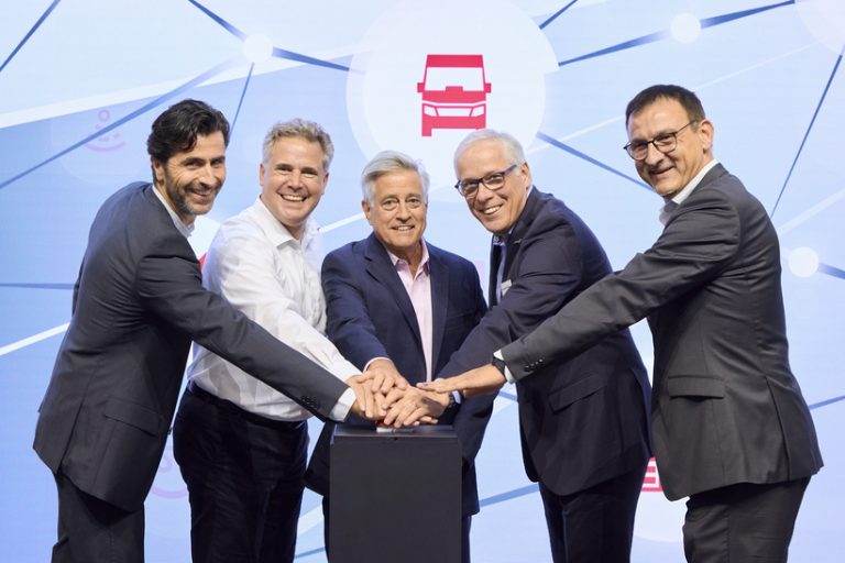 TIP bestellt MAN Trucks. Von links: Johannes Kramer (MAN), Oliver Bange (TIP), Bob Fast (TIP), Friedrich Baumann (MAN), Andreas Witzel (MAN)