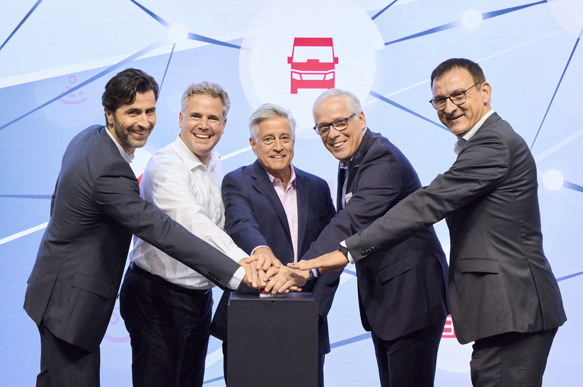 MAN_TIP_Presse-2 TIP bestellt MAN Trucks. Von links: Johannes Kramer (MAN), Oliver Bange (TIP), Bob Fast (TIP), Friedrich Baumann (MAN), Andreas Witzel (MAN)