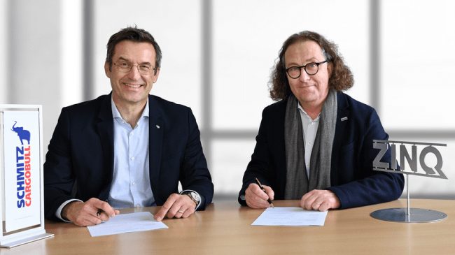 Dr. Günter Schweitzer, Chief Operations Officer Schmitz Cargobull AG, und Lars Baumgürtel, geschäftsführender Gesellschafter ZINQ GmbH & Co. KG, bauen mit der Kooperation die seit fast 25 Jahren bestehende Partnerschaft weiter aus