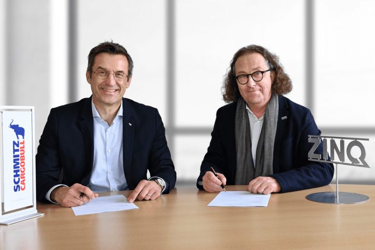 Schmitz+Cargobull+AG-mit-ZINQ Dr. Günter Schweitzer, Chief Operations Officer Schmitz Cargobull AG, und Lars Baumgürtel, geschäftsführender Gesellschafter ZINQ GmbH & Co. KG, bauen mit der Kooperation die seit fast 25 Jahren bestehende Partnerschaft weiter aus