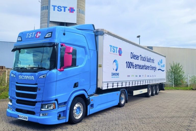 TST_E_Transport Scania-Truck für emissionsfreien Lkw-Transport von Mineralwasser und Erfrischungsgetränken