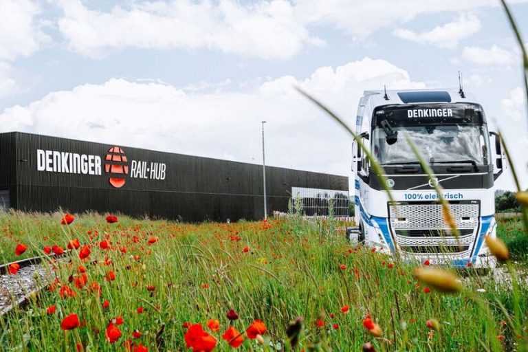 Denkinger_Rail-Hub_E-LKW Ausgezeichnete Logistik: „Rail.Hub“ von Denkinger erhält den Deutschen Logistik-Preis 2024.