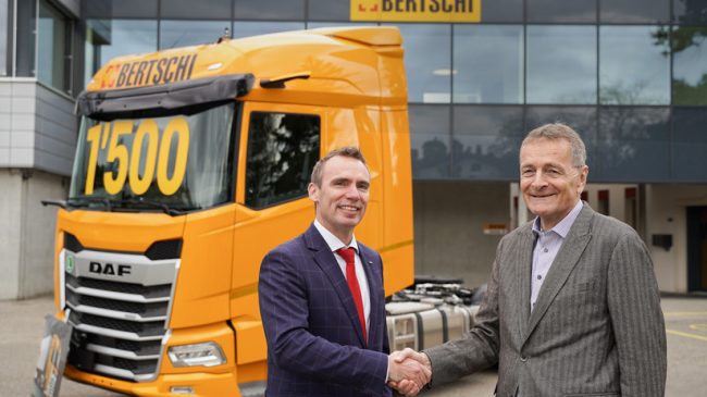 Zeichen enger Partnerschaft: Die Bertschi Group feiert das Eintreffen des 1.500. DAF-Lkw.