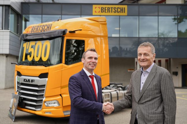 Zeichen enger Partnerschaft: Die Bertschi Group feiert das Eintreffen des 1.500. DAF-Lkw.