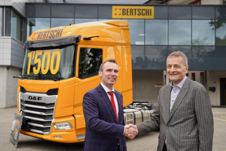 Fahrzeugübergabe des DAF XF 480 FT an Bertschi-2 Zeichen enger Partnerschaft: Die Bertschi Group feiert das Eintreffen des 1.500. DAF-Lkw.
