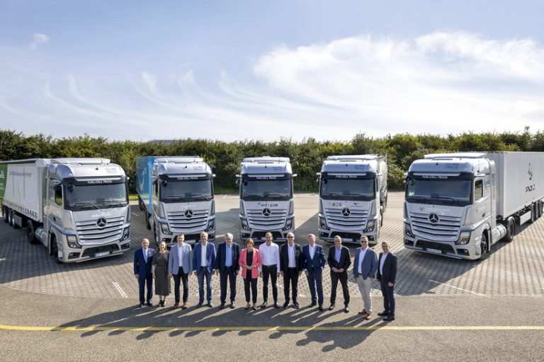 Brennstoffzellen-Lkw im Logistikeinsatz: Start der kundennahen Erprobungen von Mercedes-Benz GenH2 TrucksFuel cell trucks deployed in real-life operations: start of initial customer trials with Mercedes-Benz GenH2 Trucks Daimler Truck übergab fünf Mercedes-Benz GenH2 zur Erprobung an fünf Kunden.