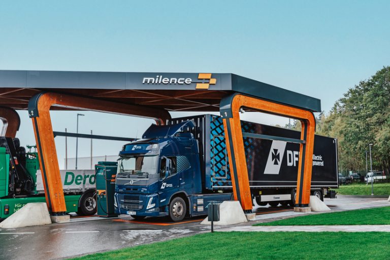 Milence in Varberg, Sweden Neuer Ladepark in Schweden: Milence erweitert Aktivitäten in nordischen Ländern mit neuem Ladepark in Varberg.