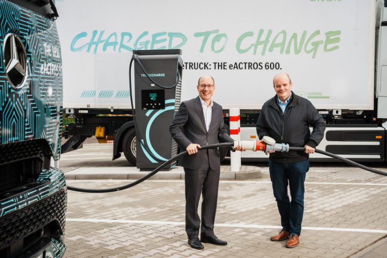 Laden statt tanken: Mercedes-Benz Werk Wörth eröffnet Schnellladepark für E-Lkw in der Inbound-LogistikCharging instead of refueling: Mercedes-Benz Wörth plant opens fast-charging park for e-trucks in inbound logistics Laden statt Tanken: Mercedes-Benz Werk Wörth eröffnet Schnelladepark für E-Lkw in der Inbound-Logistik. Von links nach rechts: Andreas Bachhofer, Leiter Standort Wörth und Produktion