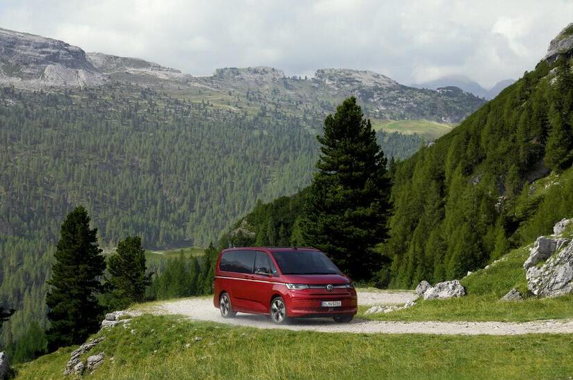 Ab sofort elektrisiert: Elektrisierte Ikonen – Multivan und California starten mit progressivem Plug-in-Hybrid-Allradantrieb.