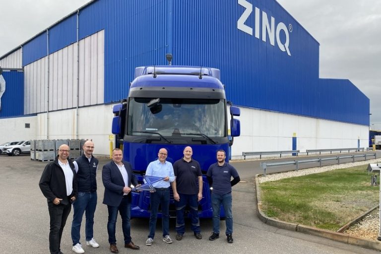 ZINQ_Übergabebild Zinq setzt auf Elektromobilität: Der europäische Anbieter für Oberflächentechnik, die Zins Gruppe aus Gelsenkirchen, nimmt seine ersten vollelektrischen Sattelzugmaschinen (SZM) von Renault Trucks in Betrieb.