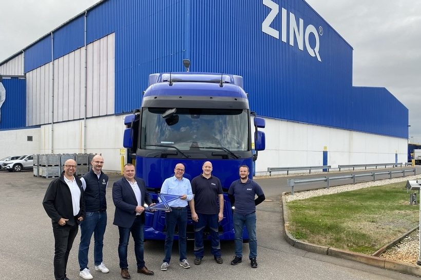 ZINQ_Übergabebild Zinq setzt auf Elektromobilität: Der europäische Anbieter für Oberflächentechnik, die Zins Gruppe aus Gelsenkirchen, nimmt seine ersten vollelektrischen Sattelzugmaschinen (SZM) von Renault Trucks in Betrieb.