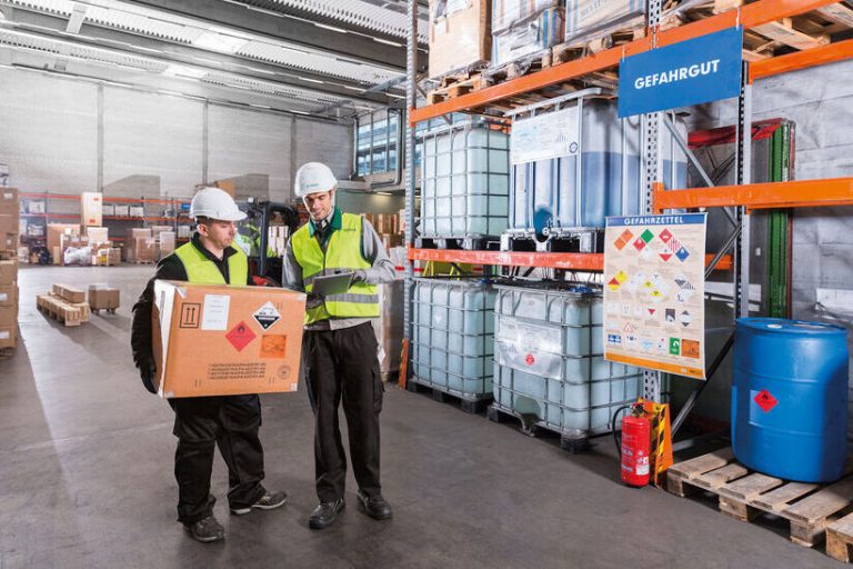 dekra_gefahrgut Neue Vorschriften für den Batterietransport: Vom 1. Januar 2025 treten aktualisierte Gefahrgutvorschriften in Kraft. Es werden beispielsweise neue UN-Nummern für Gefahrgüter sowie neue Vorschriften für den Batterietransport eingeführt. Für das erste Halbjahr 2025 gelten Übergangsfristen. Bis auf den Lufttransport: Dort sind die meisten neuen Vorschriften ab dem 1. Januar 2025 umzusetzen.